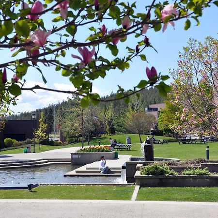 Ubc Okanagan Campus Hostel Kelowna Exterior photo